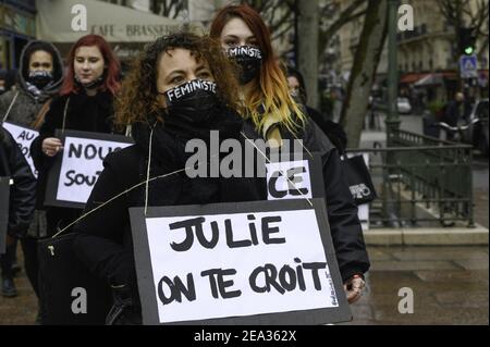 Paris, Frankreich. Februar 2021, 07th. Auf den Aufruf von mehreren feministischen Organisationen (einschließlich Dare Feminismus, unon sozialistischen Frauen, Femen, die schamlose ....) versammelten sich einige hundert Frauen (und Männer), um Gerechtigkeit für JULIE zu fordern, die von 20 Feuerwehrleuten vergewaltigt wurde, im Alter von 13 Jahren vor etwa zehn Jahren. Paris, Frankreich, am 07. Februar 2021. Foto von Philippe Bourguet/BePress/ABACAPRESS.COM Quelle: Abaca Press/Alamy Live News Stockfoto