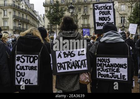 Paris, Frankreich. Februar 2021, 07th. Auf den Aufruf von mehreren feministischen Organisationen (einschließlich Dare Feminismus, unon sozialistischen Frauen, Femen, die schamlose ....) versammelten sich einige hundert Frauen (und Männer), um Gerechtigkeit für JULIE zu fordern, die von 20 Feuerwehrleuten vergewaltigt wurde, im Alter von 13 Jahren vor etwa zehn Jahren. Paris, Frankreich, am 07. Februar 2021. Foto von Philippe Bourguet/BePress/ABACAPRESS.COM Quelle: Abaca Press/Alamy Live News Stockfoto