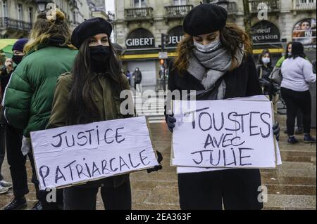 Paris, Frankreich. Februar 2021, 07th. Auf den Aufruf von mehreren feministischen Organisationen (einschließlich Dare Feminismus, unon sozialistischen Frauen, Femen, die schamlose ....) versammelten sich einige hundert Frauen (und Männer), um Gerechtigkeit für JULIE zu fordern, die von 20 Feuerwehrleuten vergewaltigt wurde, im Alter von 13 Jahren vor etwa zehn Jahren. Paris, Frankreich, am 07. Februar 2021. Foto von Philippe Bourguet/BePress/ABACAPRESS.COM Quelle: Abaca Press/Alamy Live News Stockfoto