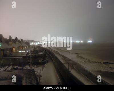 Sheerness, Kent, Großbritannien. 7th. Februar 2021. UK Wetter: Schnee am Strand bei Sheerness, Kent von Storm Darcy heute Abend. Kredit: James Bell/Alamy Live Nachrichten Stockfoto