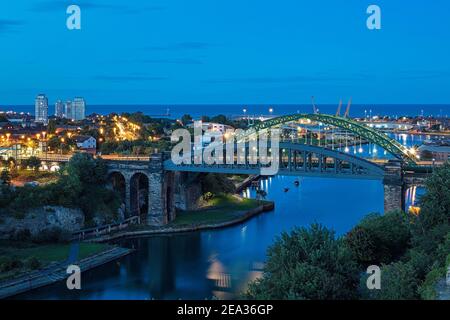 Blick auf die Wearmouth Bridge & Wearmouth Rail Bridge in Sunderland, Tyne and Wear, England, Großbritannien Stockfoto