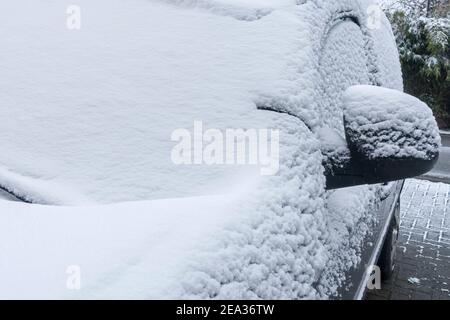 Windschutzscheibe / Windschutzscheibe / Frontscheibe / Windschutzscheibe geparkt Auto bedeckt mit Schnee bei kaltem Wetter im Winter Stockfoto