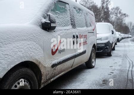 Windschutzscheibe / Windschutz und Autofenster von geparkten belgischen Post Lieferwagen bedeckt mit Schnee bei kaltem Wetter im Winter, Belgien Stockfoto