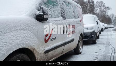 Windschutzscheibe / Windschutz und Autofenster von geparkten belgischen Post Lieferwagen bedeckt mit Schnee bei kaltem Wetter im Winter, Belgien Stockfoto