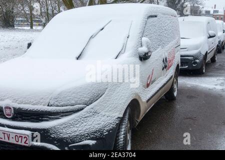 Windschutzscheibe / Windschutz und Autofenster von geparkten belgischen Post Lieferwagen bedeckt mit Schnee bei kaltem Wetter im Winter, Belgien Stockfoto