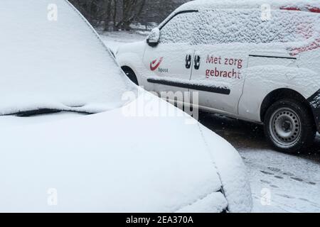 Windschutzscheibe / Windschutz und Autofenster von geparkten belgischen Post Lieferwagen bedeckt mit Schnee bei kaltem Wetter im Winter, Belgien Stockfoto