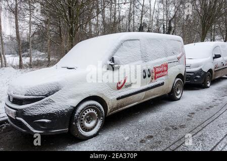 Windschutzscheibe / Windschutz und Autofenster von geparkten belgischen Post Lieferwagen bedeckt mit Schnee bei kaltem Wetter im Winter, Belgien Stockfoto