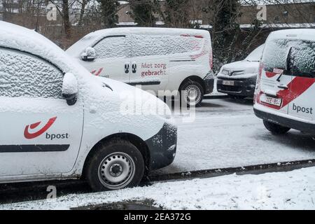 Windschutzscheiben / Windschutzscheiben von geparkten belgischen Post-Lieferwagen bedeckt mit Schnee bei kaltem Wetter im Winter, Belgien Stockfoto