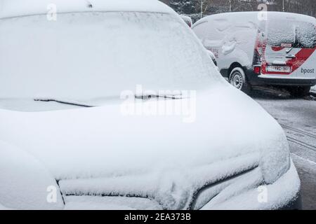 Windschutzscheibe / Windschutz und Autofenster von geparkten belgischen Post Lieferwagen bedeckt mit Schnee bei kaltem Wetter im Winter, Belgien Stockfoto