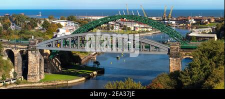 Blick auf die Wearmouth Bridge & Wearmouth Rail Bridge in Sunderland, Tyne and Wear, England, Großbritannien Stockfoto