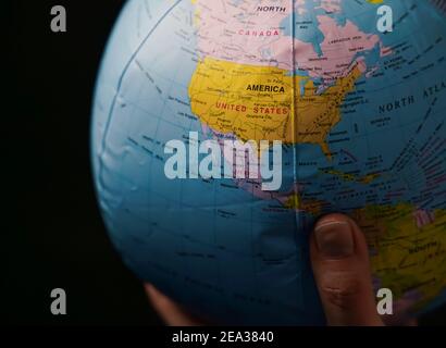 Globus, der den nordamerikanischen Kontinent in der Hand zeigt. Stockfoto