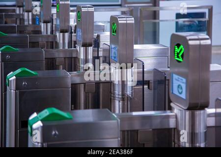 Toronto, Kanada-10. November 2020: Toronto TTC Metrolinx Presto Maschinen an einer belebten Bloor und Yonge Station. Eine kontaktlose Smartcard wird verwendet, um Zugang zu öffentlichen Verkehrsmitteln zu erhalten. Stockfoto