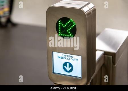 Toronto, Kanada-10. November 2020: Toronto TTC Metrolinx Presto Maschinen an einer belebten Bloor und Yonge Station. Eine kontaktlose Smartcard wird verwendet, um Zugang zu öffentlichen Verkehrsmitteln zu erhalten. Stockfoto