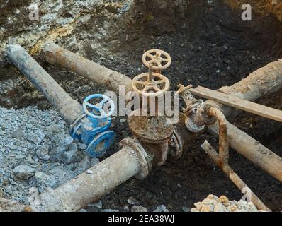 Alte Stadt Wasser Haupthähne, ein Loch gegraben, um zu reparieren oder ersetzen Wasserversorgungseinheiten Stockfoto