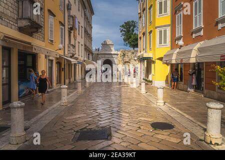 Zadar, Kroatien, Juli 2019 Touristen besuchen schöne enge Straßen der Altstadt mit poliertem Marmor gepflasterten Pflaster Stockfoto