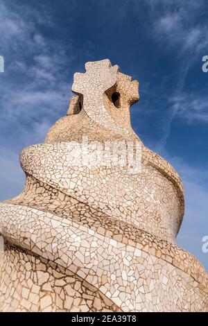 Kachelkamin auf dem Dach, Casa Mila oder La Pedrera, Barcelona, Katalonien, Spanien Stockfoto