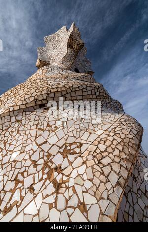 Kachelkamin auf dem Dach, Casa Mila oder La Pedrera, Barcelona, Katalonien, Spanien Stockfoto