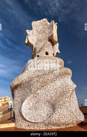 Kachelkamin auf dem Dach, Casa Mila oder La Pedrera, Barcelona, Katalonien, Spanien Stockfoto