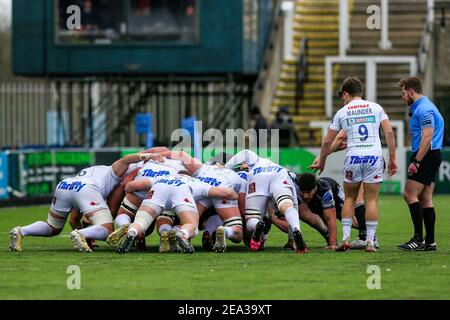 Newcastle, Großbritannien. Februar 2021, 07th. Das Scrum bereitet sich auf die Aktion in Newcastle, Großbritannien am 2/7/2021. (Foto von Iam Burn/News Images/Sipa USA) Quelle: SIPA USA/Alamy Live News Stockfoto