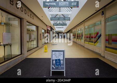 Chester; Großbritannien: 29. Jan 2021: Eingang der Eastgate Street zum Grosvenor Shopping Centre, das vorübergehend während der Corona Virus Sperre geschlossen ist. Stockfoto