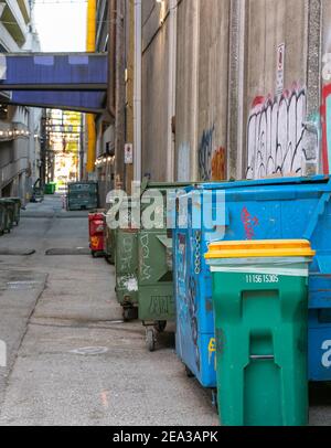 Mülltonnen für das Recycling von Hausmüll aufgereiht auf der Straße von Vancouver City BC. Straßenansicht, Reisefoto, selektiver Fokus. Stockfoto