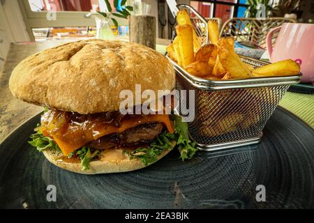 Frisch zubereiteter Burger mit Korb mit Pommes Frites in Norwegen September 2020 Stockfoto