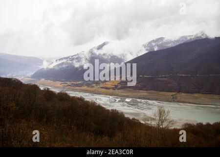 Zhinvali Stausee Landschaft in Georgien, bewölktes Wetter. Stockfoto