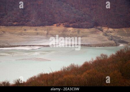 Zhinvali Stausee Landschaft in Georgien, bewölktes Wetter. Stockfoto