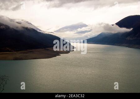 Zhinvali Stausee Landschaft in Georgien, bewölktes Wetter. Stockfoto