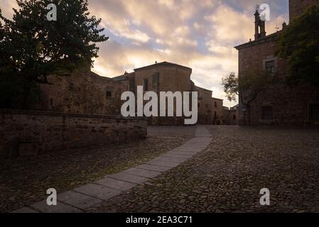 Straße der monumentalen Altstadt von Cáceres Stadt bei Sonnenuntergang, UNESCO Weltkulturerbe Stadt, Extremadura, Spanien Stockfoto