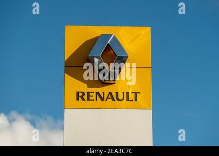 London- Renault Logo im West London Autosalon, einem französischen Autohersteller Stockfoto