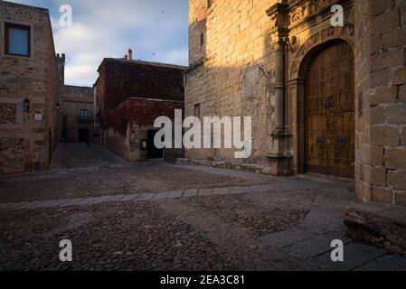 Straße der monumentalen Altstadt von Cáceres Stadt bei Sonnenuntergang, UNESCO Weltkulturerbe Stadt, Extremadura, Spanien Stockfoto