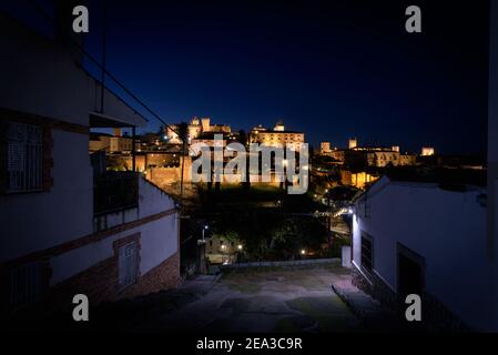 Stadtlandschaft der monumentalen Stadt Cáceres bei Nacht, UNESCO Weltkulturerbe Stadt, Extremadura, Spanien Stockfoto