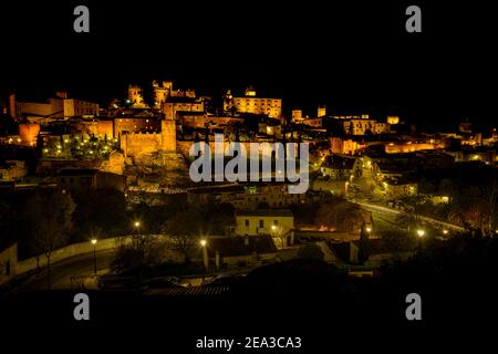 Stadtlandschaft der monumentalen Stadt Cáceres bei Nacht, UNESCO Weltkulturerbe Stadt, Extremadura, Spanien Stockfoto