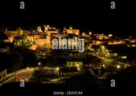 Stadtlandschaft der monumentalen Stadt Cáceres bei Nacht, UNESCO Weltkulturerbe Stadt, Extremadura, Spanien Stockfoto