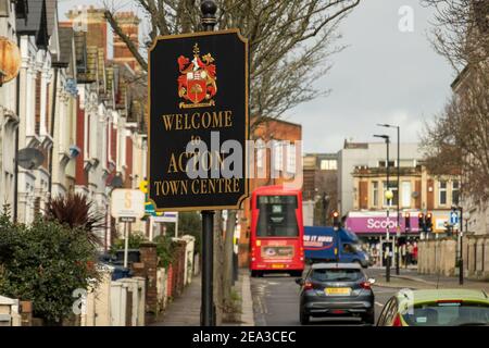 Acton, London: Willkommen bei Acton Town Centre Schild, Zentrum von großen Wohnvorstadt in West London Stockfoto