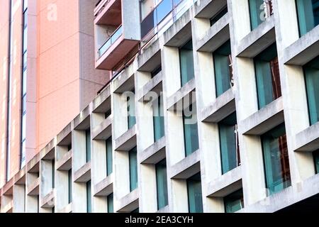 Nahaufnahme der butralistischen Skysaper Centre Point Fassade in Tottenham Court Road, London, Großbritannien Stockfoto