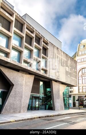 Nahaufnahme der butralistischen Skysaper Centre Point Fassade in Tottenham Court Road, London, Großbritannien Stockfoto