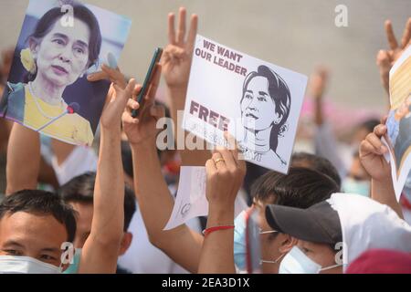 Demonstranten mit Porträts der inhaftierten Zivilführerin Aung San Suu Kyi während der Demonstration gegen den Militärputsch Bürger von Myanmar protestieren vor dem UN-Veranstaltungsort in Bangkok gegen den Militärputsch in Myanmar. Stockfoto