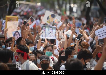 Demonstranten mit Porträts der inhaftierten Zivilführerin Aung San Suu Kyi während der Demonstration gegen den Militärputsch Bürger von Myanmar protestieren vor dem UN-Veranstaltungsort in Bangkok gegen den Militärputsch in Myanmar. Stockfoto