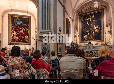 Die Sette Opere Di Misericordia von Caravaggio und San Pietro Che Resuscita Tabitha von Santafede in der Kapelle des Pio Monte della Misericordia, Neapel Stockfoto