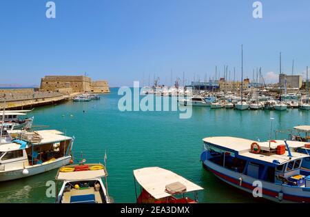Boote im Hafen von Heraklion, der Hauptstadt von Crete, einer der griechischen Inseln Stockfoto