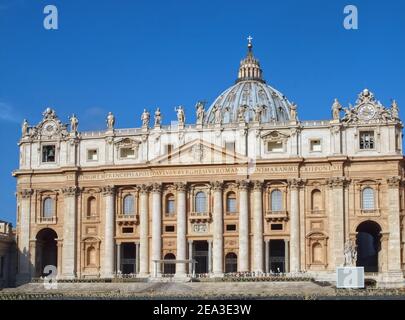 Leerer Petersplatz mit Petersdom in Rom in Italien mit blauem Himmel Stockfoto