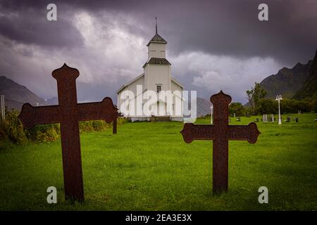 Blick auf die Arktische Fjordkirche, aufgenommen unter hellem bewölktem Licht in Gimsoy, Gimsoya, Lofoten, Norwegen september 2020 Stockfoto