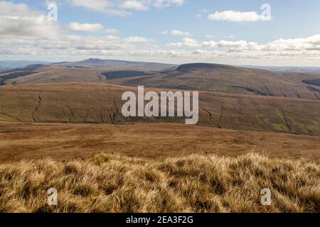 Ein Blick vom Fan Brycheiniog auf den Gipfel des Pen Y Fan, Brecon Beacons National Park Stockfoto