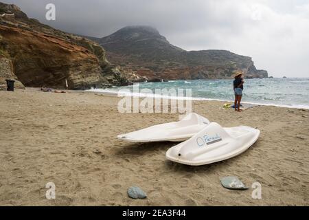 Folegandros, Griechenland - 24. September 2020: Strand von Agali auf der Insel Folegandros. Ein idealer Familienstrand an der malerischen Bucht von Vathy. Kykladen, Gr Stockfoto