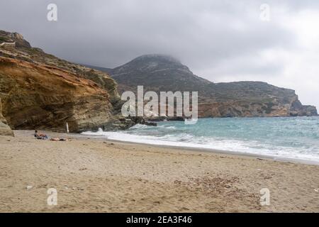 Folegandros, Griechenland - 24. September 2020: Strand von Agali auf der Insel Folegandros. Ein idealer Familienstrand an der malerischen Bucht von Vathy. Kykladen, Gr Stockfoto