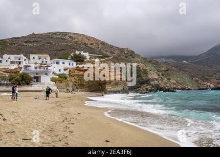 Folegandros, Griechenland - 24. September 2020: Strand von Agali auf der Insel Folegandros. Ein idealer Familienstrand an der malerischen Bucht von Vathy. Kykladen, Gr Stockfoto