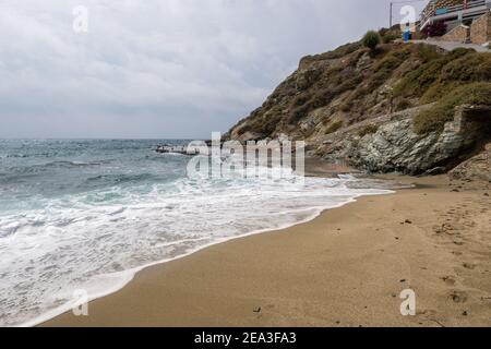 Agali Beach auf der Insel Folegandros. Ein idealer Familienstrand an der malerischen Bucht von Vathy. Kykladen, Griechenland Stockfoto