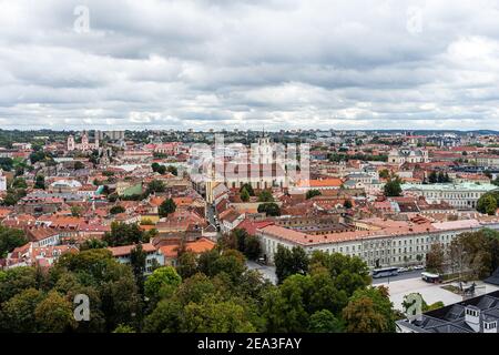Skyline von Vilnius bei bewölktem Tag - Blick über die Stadt Stockfoto